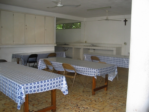Une cantine sommaire et exigue.jpg